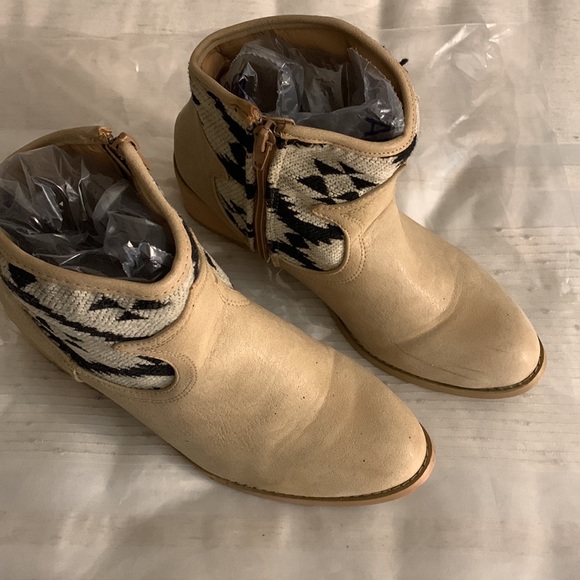 Francesca’s Ankle Boot - Picture 5 of 7